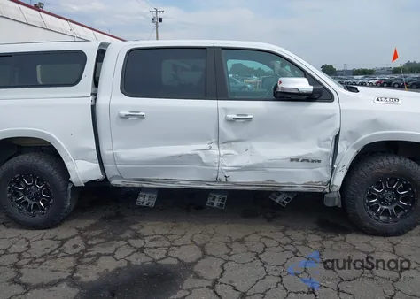 2021 Ram 1500 Laramie 4X4 5'7 Box z USA, uszkodzony, nr VIN 1C6SRFJT2MN560709